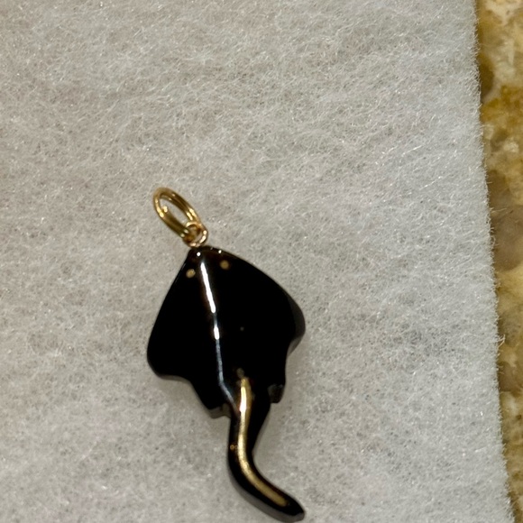 BlackCoral Stingray Pendant - Picture 3 of 4